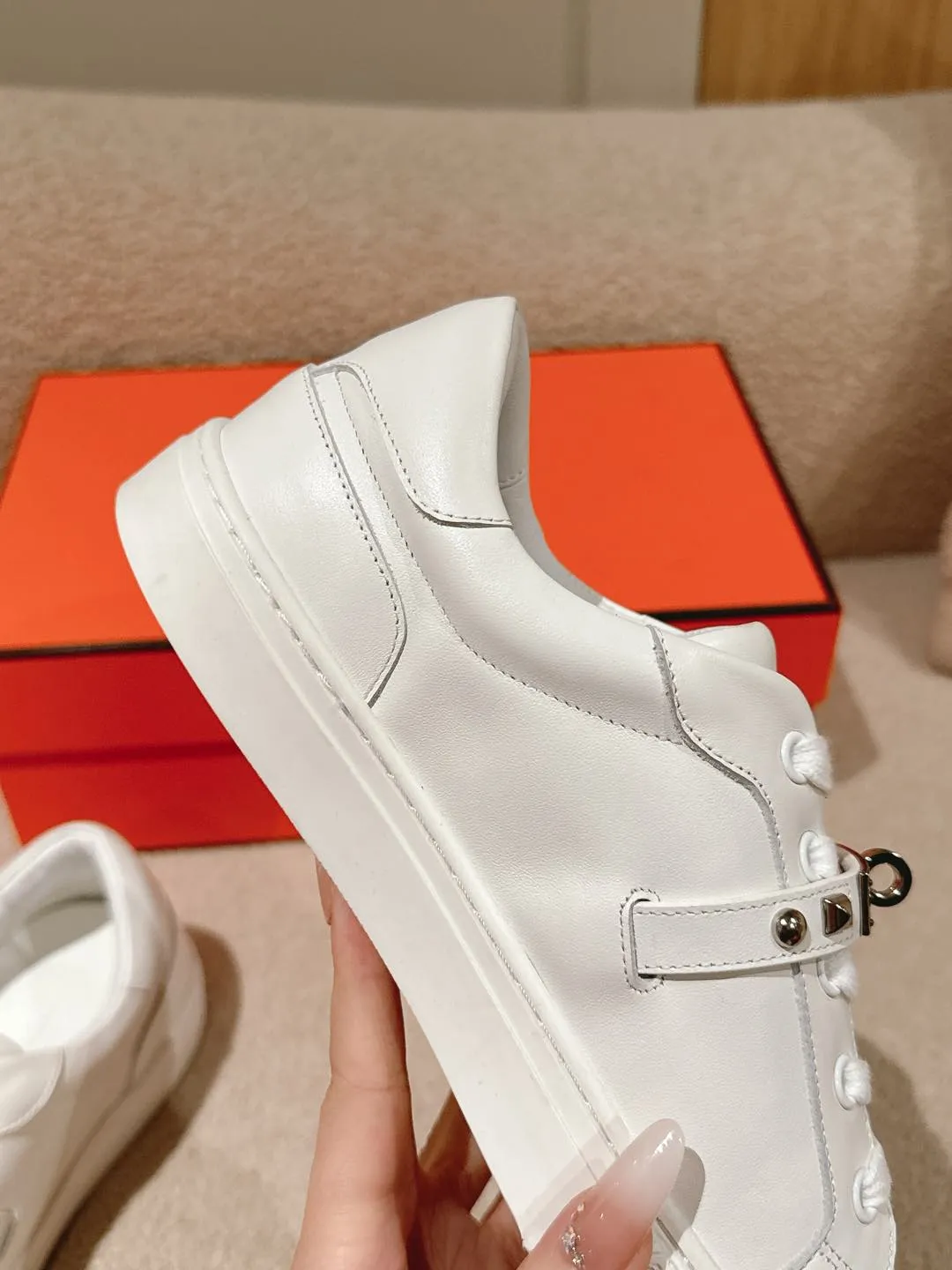 👟👟Ex-factory price 600👟👟Hermes top version couple model Epsom calfskin and calfskin loafer style lace-up sneakers, with functional rose gold-plated Kelly shoe buckles. Create a stylish urban look. Fabric: Specific cowhide/canvas material Lining: Sheepskin lining Outsole: Original molded TPU outsole Size: 35-45